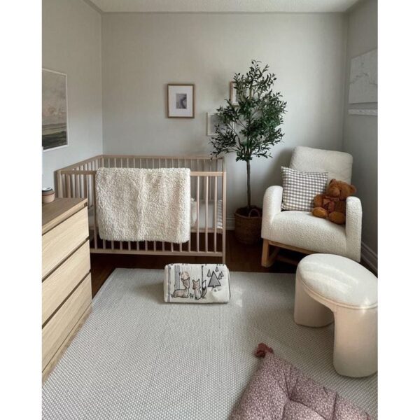 طقم سرير اطفال خشب زان مع كرسي و بوف لون اوف وايت.